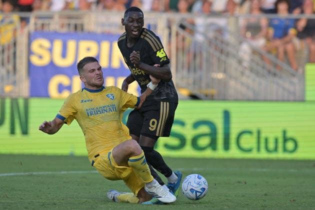 SOCCER - Serie A - Frosinone Calcio vs. Juventus FC Photo by IPA ABACAPRESS.COM87747695 - Randal Kolo Muani of Juventus under pressure from Gabriele Calvani of Frosinone during the Serie A Enilive soccer match between Frosinone and Juventus FC at the Benito Stirpe Stadium on August 23, 2026, in Frosinone, Lazio. During the Frosinone Calcio vs. Juventus FC Italian Serie A soccer match in Frosinone, Italy, on August 23, 2026 Frosinone Italy  Copyright: xIPAxSport ABACAx