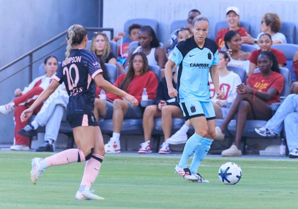 August 23, 2026, Los Angeles, California, USA: Guro Reiten 18 of the NJ NY Gotham FC crosses the ball as Gisele Thompson 20 of the Angel City FC defends during their regular season NWSL game on Sunday August 23, 2026 at the BMO Stadium in Los Angeles, California. ACFC tie with NJ NY Gotham FC, 0-0. ARIANA RUIZ PI ACFC Vs. NJ NY Gotham FC  - ZUMAp124 20260823_zaa_p124_004 Copyright: xArianaxRuizx