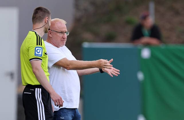 Vogel Heiko Trainer Fürth diskutiert mit viertem Mann DFB Pokal , Greuther Fürth-VfL Bochum , , Fußball , in dem Sportpark Ronhof Stadion in Fürth , Bayern , Deutschland . August 23 , 2026 . Photo by: Davide Elias IPA Photo Pressefoto DENL Copyright: xDavidexEliasx