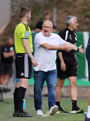 Vogel Heiko Trainer Fürth diskutiert mit viertem Mann , DFB Pokal , Greuther Fürth-VfL Bochum , , Fußball , in dem Sportpark Ronhof Stadion in Fürth , Bayern , Deutschland . August 23 , 2026 . Photo by: Davide Elias IPA Photo Pressefoto DENL Copyright: xDavidexEliasx