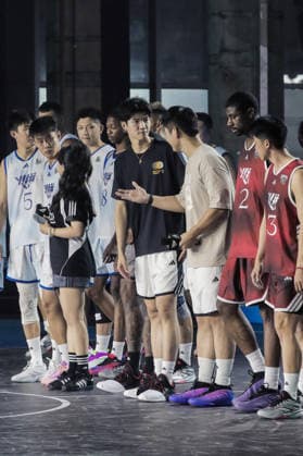 SHANGHAI, CHINA - AUGUST 23: Jalen Williams of the Oklahoma City Thunder poses for a photo with Chinese basketball player Xie Liyongwei and other participants during the 2026 NBA, Basketball Herren, USA Star China Tour on August 23, 2026 in Shanghai, China. Williams attended media interviews and commercial events as part of the tour.  Copyright: xVCGx 111661693830