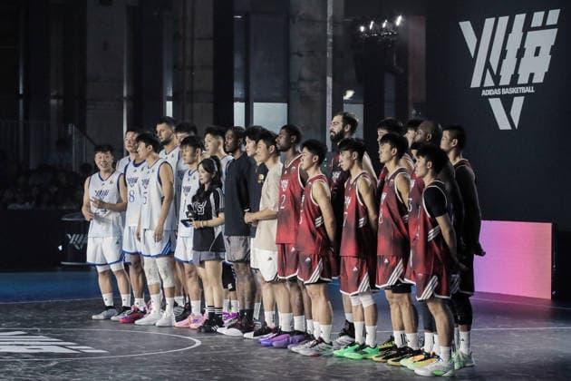 SHANGHAI, CHINA - AUGUST 23: NBA, Basketball Herren, USA star Jalen Williams poses for a photo with Chinese basketball player Xie Liyongwei and other participants during a brand commercial event on August 23, 2026 in Shanghai, China. Williams is currently on a tour of China.  Copyright: xVCGx 111661693832