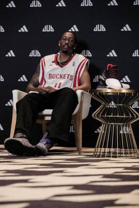 SHANGHAI, CHINA - AUGUST 23: NBA, Basketball Herren, USA star Jalen Williams, wearing a Yao Ming jersey, speaks to the media during his visit to China on August 23, 2026 in Shanghai, China.  Copyright: xVCGx 111661693822