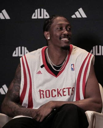 SHANGHAI, CHINA - AUGUST 23: Jalen Williams of the NBA, Basketball Herren, USA s Oklahoma City Thunder wears a Yao Ming jersey while speaking to the media during his China tour on August 23, 2026 in Shanghai, China. Williams later attended a brand commercial event at the Fuxing UI Cloud Hall on Fuxing Island.  Copyright: xVCGx 111661693824