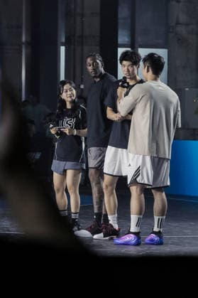 SHANGHAI, CHINA - AUGUST 23: Jalen Williams of the Oklahoma City Thunder speaks to media during his 2026 NBA, Basketball Herren, USA China Tour on August 23, 2026 in Shanghai, China. Williams is pictured with Chinese basketball player Xie Liyongwei during an interview.  Copyright: xVCGx 111661693829
