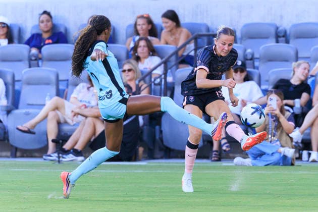 August 23, 2026, Los Angeles, California, USA: Evelyn Shores 15 of the Angel City FC crosses the ball as Jordynn Dudley 2 of the NJ NY Gotham FC defends during their regular season NWSL game on Sunday August 23, 2026 at the BMO Stadium in Los Angeles, California. ACFC tie with NJ NY Gotham FC, 0-0. ARIANA RUIZ PI ACFC Tie With NJ NY Gotham FC, 0-0  - ZUMAp124 20260823_zaa_p124_038 Copyright: xArianaxRuizx