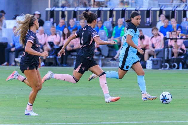 August 23, 2026, Los Angeles, California, USA: Sam Kerr 20 of the NJ NY Gotham FC takes the ball up the center of the penalty box as Emily Sams 6 and Sarah Gorden 11 of the Angel City FC defend during their regular season NWSL game on Sunday August 23, 2026 at the BMO Stadium in Los Angeles, California. ACFC tie with NJ NY Gotham FC, 0-0. ARIANA RUIZ PI ACFC Tie With NJ NY Gotham FC, 0-0  - ZUMAp124 20260823_zaa_p124_046 Copyright: xArianaxRuizx
