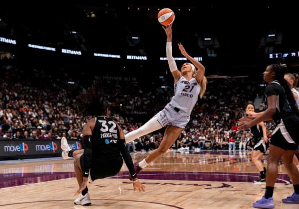 August 23, 2026, Vancouver, Bc, CANADA: Toronto Tempo s Isabelle Harrison (21) shoots over Las Vegas Aces Cheyenne Parker-Tyus (32) during the second half of a WNBA, Basketball Damen, USA basketball game, in Vancouver, on Sunday Aug. 23, 2026. Canada News - August 23, 2026  - ZUMAc35_ 20260823_zaf_c35_182 Copyright: xJacobxMallarix