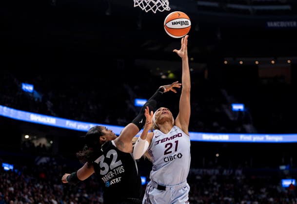 August 23, 2026, Vancouver, Bc, CANADA: Toronto Tempo s Isabelle Harrison (21) lays up while Las Vegas Aces Cheyenne Parker-Tyus (32) defends during the second half of a WNBA, Basketball Damen, USA basketball game, in Vancouver, on Sunday Aug. 23, 2026. Canada News - August 23, 2026  - ZUMAc35_ 20260823_zaf_c35_183 Copyright: xJacobxMallarix