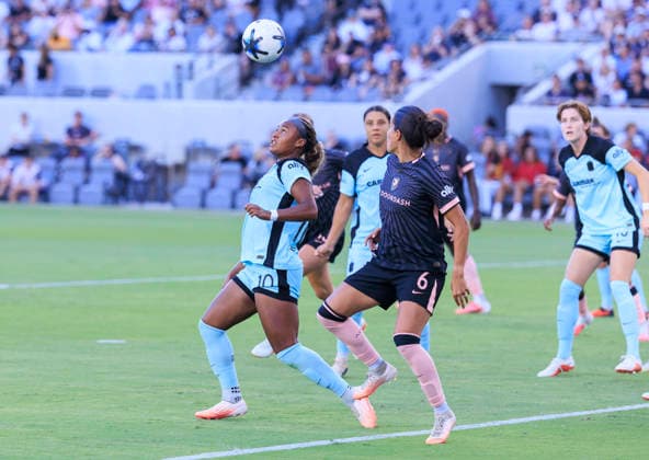 August 23, 2026, Los Angeles, California, USA: Jaedyn Shaw 10 of the NJ NY Gotham FC heads the ball as Emily Sams 6 of the Angel City FC defends during their regular season NWSL game on Sunday August 23, 2026 at the BMO Stadium in Los Angeles, California. ACFC tie with NJ NY Gotham FC, 0-0. ARIANA RUIZ PI Los Angeles USA - ZUMAp124 20260823_zaa_p124_041 Copyright: xArianaxRuizx