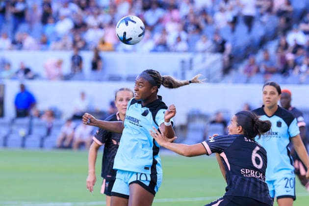 August 23, 2026, Los Angeles, California, USA: Jaedyn Shaw 10 of the NJ NY Gotham FC heads the ball as Emily Sams 6 of the Angel City FC defends during their regular season NWSL game on Sunday August 23, 2026 at the BMO Stadium in Los Angeles, California. ACFC tie with NJ NY Gotham FC, 0-0. ARIANA RUIZ PI Los Angeles USA - ZUMAp124 20260823_zaa_p124_040 Copyright: xArianaxRuizx