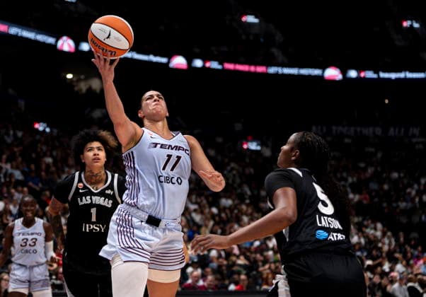 August 23, 2026, Vancouver, Bc, CANADA: Toronto Tempo s Kia Nurse (11) lays up as Las Vegas Aces Ta Niya Latson (5) defends during the second half of a WNBA, Basketball Damen, USA basketball game, in Vancouver, on Sunday Aug. 23, 2026. Canada News - August 23, 2026  - ZUMAc35_ 20260823_zaf_c35_185 Copyright: xJacobxMallarix