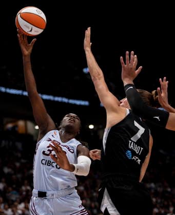 August 23, 2026, Vancouver, Bc, CANADA: Toronto Tempo s Ornella Bankole (33) lays up while Las Vegas Aces Stephanie Talbot (7) defends during the second half of a WNBA, Basketball Damen, USA basketball game, in Vancouver, on Sunday Aug. 23, 2026. Canada News - August 23, 2026  - ZUMAc35_ 20260823_zaf_c35_192 Copyright: xJacobxMallarix