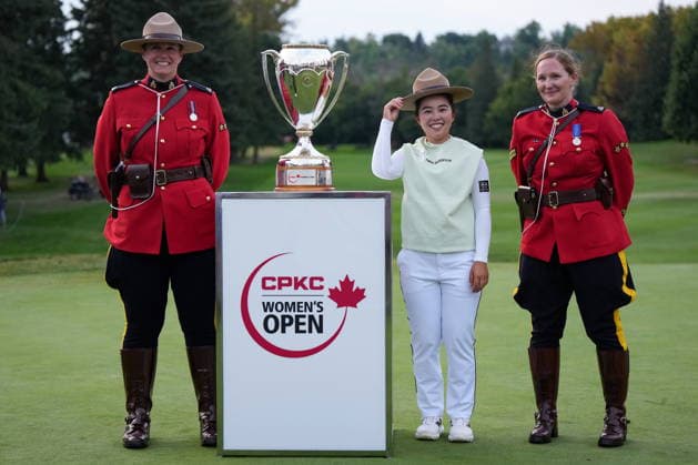 August 23, 2026, Edmonton, Ab, CANADA: Miyu Yamashita, of Japan, tries on a Royal Canadian Mounted Police officer s stetson as she poses with the trophy after winning the LPGA, Golf Damen CPKC Canadian Women s Open golf tournament, in Edmonton, on Sunday, Aug. 23, 2026. Canada News - August 23, 2026  - ZUMAc35_ 20260823_zaf_c35_203 Copyright: xDarrylxDyckx