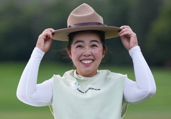 August 23, 2026, Edmonton, Ab, CANADA: Miyu Yamashita, of Japan, tries on a Royal Canadian Mounted Police officer s stetson as she poses with the trophy after winning the LPGA, Golf Damen CPKC Canadian Women s Open golf tournament, in Edmonton, on Sunday, Aug. 23, 2026. Canada News - August 23, 2026  - ZUMAc35_ 20260823_zaf_c35_204 Copyright: xDarrylxDyckx