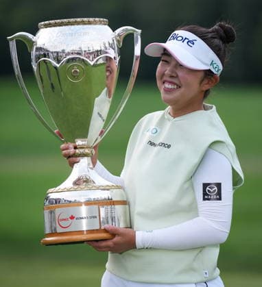 August 23, 2026, Edmonton, Ab, CANADA: Miyu Yamashita, of Japan, poses with the trophy after winning the LPGA, Golf Damen CPKC Canadian Women s Open golf tournament, in Edmonton, on Sunday, Aug. 23, 2026. Canada News - August 23, 2026  - ZUMAc35_ 20260823_zaf_c35_211 Copyright: xDarrylxDyckx
