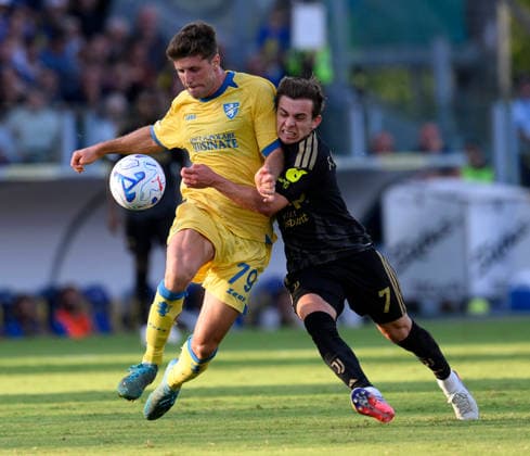 (260824) -- FROSINONE, Aug. 24, 2026 -- Juventus Francisco Coinceicao (R) vies with Frosinone s Gabriele Bracaglia during the Italian Serie A football match between Frosinone and Juventus in Frosinone, Italy, Aug. 23, 2026. (Photo by Xinhua) (SP)ITALY-FROSINONE-FOOTBALL-SERIE A-FROSINONE VS JUVENTUS AlbertoxLingria 