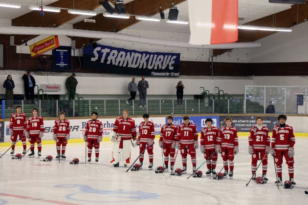 Spieler der U20 Mannschaft von St. Andrew s College aus Ontario Kanada in den roten Trikots während der Hymne vor dem Spiel gegen die Kölner Junghaie, Junior Cup 2026 in der Eishalle des Eissport- und Tennistentrums am Timmendorfer Strand, Ostholestein, Turnier der Jungadler Mannheim, 23.08.2026, Vorbereitung auf die Saison 2026- 27, *** Players from the St. Andrew’s College U20 team from Ontario, Canada, wearing red jerseys, during the national anthem before the game against the Kölner Junghaie, Junior Cup 2026, at the ice rink of the Eissport und Tennistentrum in Timmendorfer Strand, Ostholstein, a tournament hosted by the Jungadler Mannheim, August 23, 2026, in preparation for the 2026–27 season,