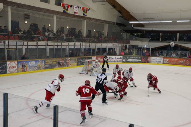 Spieler der U20 Mannschaft von St. Andrew s College aus Ontario Kanada in den roten Trikots bei einem Bully vor dem Tor der Kölner Junghaie, Junior Cup 2026 in der Eishalle des Eissport- und Tennistentrums am Timmendorfer Strand, Ostholestein, Turnier der Jungadler Mannheim, 23.08.2026, Vorbereitung auf die Saison 2026- 27, *** Players from the St. Andrew’s College U20 team from Ontario, Canada, wearing red jerseys, during a faceoff in front of the Cologne Junghaie goal, Junior Cup 2026 at the ice rink of the Eissport und Tennistentrum in Timmendorfer Strand, Ostholestein, a tournament hosted by the Jungadler Mannheim, August 23, 2026, in preparation for the 2026–27 season,