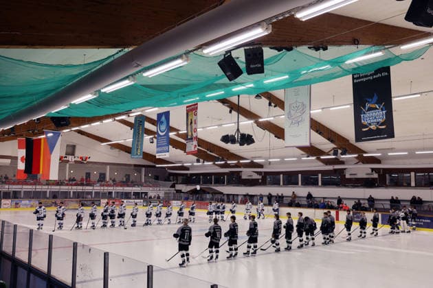 Spieler der U20 Mannschaften Jungadler Mannheim sowie aus Karlovy Vary Tschechien in den grau- schwarzen Trikots während der Hymne vor dem Spiel, Junior Cup 2026 in der Eishalle des Eissport- und Tennistentrums am Timmendorfer Strand, Ostholestein, Turnier der Jungadler Mannheim zur Saisonvorbereitung 2026- 27, *** Players from the U20 teams Jungadler Mannheim and Karlovy Vary, Czech Republic, wearing gray-and-black jerseys during the national anthem before the game at the 2026 Junior Cup in the ice rink of the Eissport und Tennistentrum in Timmendorfer Strand, Ostholestein—a tournament organized by Jungadler Mannheim as part of their 2026–27 preseason preparations,