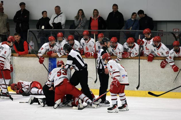 Spieler auf der Bank der U20 Kölner Junghaie beobachten eine Ausseinandersetzung von jeweils einem Spieler beider Teams, beim Versuch von zwei Schiedrichtern diese zu Unterbinden, Junior Cup 2026 in der Eishalle des Eissport- und Tennistentrums am Timmendorfer Strand, Ostholestein, Turnier der Jungadler Mannheim zur Saisonvorbereitung 2026- 27, St. Andrew s College- Kölner Junghaie 2:3 *** Players on the bench of the U20 Cologne Junghaie watch a scuffle involving one player from each team as two referees attempt to break it up, Junior Cup 2026 at the ice rink of the Eissport und Tennistentrum in Timmendorfer Strand, Ostholestein; a tournament organized by the Mannheim Jungadler as part of their preseason preparations for the 2026–27 season; St. Andrew’s College vs. Kölner Junghaie 2–3
