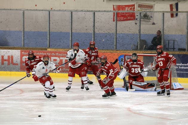 Spieler der U20 Mannschaften Kölner Junghaie sowie von St. Andrew s College aus Ontario Kanada in den roten Trikots bei einem angewehrten Angriff vor ihrem Tor Spiel, Junior Cup 2026 in der Eishalle des Eissport- und Tennistentrums am Timmendorfer Strand, Ostholestein, Turnier der Jungadler Mannheim, 23.08.2026, Vorbereitung auf die Saison 2026- 27, Kölner Junghaie- St. Andrew s College 2-3 *** Players from the U20 teams Kölner Junghaie and St. Andrew’s College from Ontario, Canada, wearing red jerseys, defending against an attack in front of their goal during a game at the 2026 Junior Cup at the ice rink of the Eissport und Tennistentrum in Timmendorfer Strand, Ostholstein, tournament hosted by the Jungadler Mannheim, August 23, 2026, in preparation for the 2026–27 season; Kölner Junghaie vs. St. Andrew’s College, 2–3
