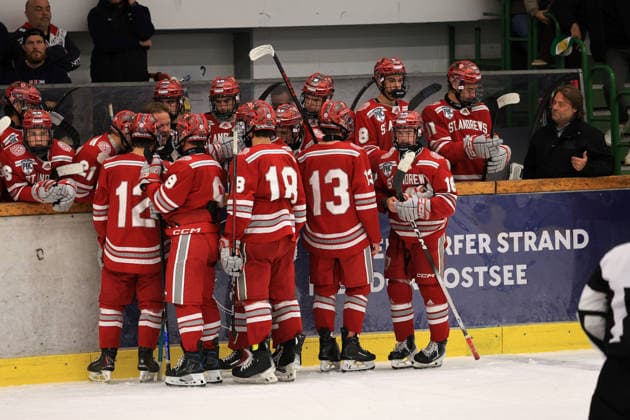 Mehrere Spieler der U20 Mannschaft vom St. Andrew s College aus Ontario Kanada während einer kurzen Besprechung an der Bande beim Junior Cup, in der Eishalle des Eissport- und Tennistentrums am Timmendorfer Strand, Ostholestein, Turnier der Jungadler Mannheim zur Saisonvorbereitung 2026- 27, *** Several players from the U20 team at St. Andrew’s College in Ontario, Canada, during a brief huddle along the boards at the Junior Cup, held at the ice rink of the Ice Sports and Tennis Center in Timmendorfer Strand, Ostholstein—a tournament organized by the Jungadler Mannheim as part of their preseason preparations for the 2026–27 season,