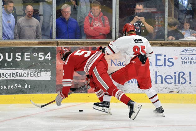 Junghaie Spieler Kehr 85 im Zweikampf mit einem St. Andrew s Spieler 5, U20 Mannschaften Kölner Junghaie sowie von St. Andrew s College aus Ontario Kanada in den roten Trikots, Junior Cup 2026 in der Eishalle des Eissport- und Tennistentrums am Timmendorfer Strand, Ostholestein, Turnier der Jungadler Mannheim zur Saisonvorbereitung 2026- 27, *** Junghaie player No. 85 in a one-on-one battle with a St. Andrew’s player No. 5, U20 teams from the Cologne Junghaie and St. Andrew’s College in Ontario, Canada, wearing red jerseys, Junior Cup 2026 at the ice rink of the Eissport und Tennistentrum in Timmendorfer Strand, Ostholstein; a tournament organized by the Mannheim Jungadler as part of their 2026–27 preseason preparations,