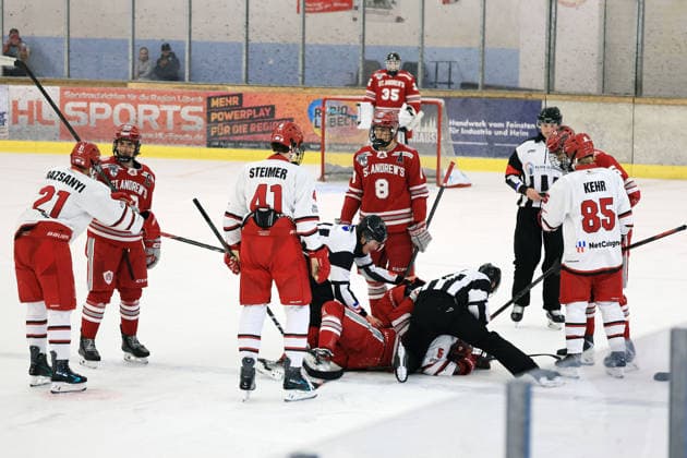 Rangelei bzw. eine Auseinandersetzung zwischen zwei Spielern der U20 Mannschaften Kölner Junghaie sowie von St. Andrew s College aus Ontario Kanada in den roten Trikots und dem Versuch von zwei Schiedsrichtern zu schlichten, Junior Cup 2026 in der Eishalle des Eissport- und Tennistentrums am Timmendorfer Strand, Ostholestein, Turnier der Jungadler Mannheim zur Saisonvorbereitung 2026- 27, Sazsannyi 21, Steimer 41 und Kehr 85 Junghaie, *** A scuffle or altercation between two players from the U20 teams of the Kölner Junghaie and St. Andrew’s College from Ontario, Canada (wearing red jerseys), and the attempt by two referees to break it up, Junior Cup 2026 at the ice rink of the Ice Sports and Tennis Center in Timmendorfer Strand, Ostholstein—a tournament organized by the Jungadler Mannheim as part of their 2026–27 preseason preparations, Sazsannyi 21, Steimer 41, and Kehr 85 (Junghaie),