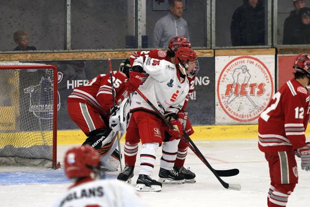 Junghaie Spieler Kehr 85 bringt sich vor dem Tor in Position, U20 Mannschaften Kölner Junghaie sowie von St. Andrew s College aus Ontario Kanada in den roten Trikots, Junior Cup 2026 in der Eishalle des Eissport- und Tennistentrums am Timmendorfer Strand, Ostholestein, Turnier der Jungadler Mannheim zur Saisonvorbereitung 2026- 27, *** Junghaie player Kehr 85 gets into position in front of the net; the U20 teams—the Cologne Junghaie and St. Andrew’s College from Ontario, Canada, wearing red jerseys—at the 2026 Junior Cup at the ice rink of the Eissport und Tennistentrum in Timmendorfer Strand, Ostholestein, a tournament organized by the Jungadler Mannheim as part of their 2026–27 preseason preparations,