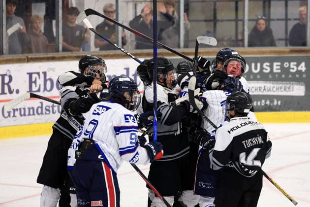 Rangelei bzw. eine Auseinandersetzung zwischen mehreren U20 Spielern Jungadler Mannheim und HC Energy Karlovy Vary und dem Versuch zweier Schieddsrichter mittendrin zu schlichten , Junior Cup 2026 in der Eishalle des Eissport- und Tennistentrums am Timmendorfer Strand, Ostholestein, Turnier der Jungadler Mannheim, 23.08.2026, Vorbereitung auf die Saison 2026- 27, *** A scuffle or altercation between several U20 players from Jungadler Mannheim and HC Energy Karlovy Vary, and an attempt by two referees to intervene and mediate in the middle of it all, Junior Cup 2026 at the ice rink of the Ice Sports and Tennis Center in Timmendorfer Strand, Ostholestein, Jungadler Mannheim tournament, August 23, 2026, preparation for the 2026–27 season,