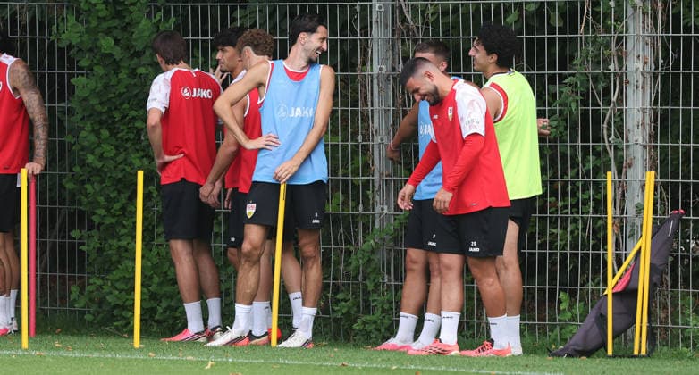 Stuttgart , Fußball Training VfB Stuttgart , von links: Atakan Karazor Deniz Undav *** Stuttgart, VfB Stuttgart soccer practice, from left: Atakan Karazor, Deniz Undav