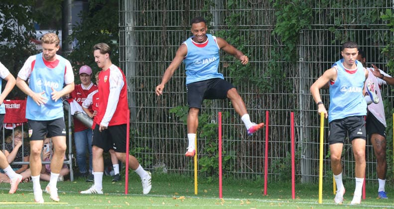 Stuttgart , Fußball Training VfB Stuttgart , mitte: Jamie Leweling *** Stuttgart, VfB Stuttgart soccer practice, with Jamie Leweling