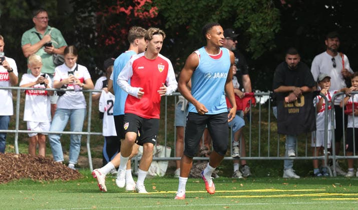 Stuttgart , Fußball Training VfB Stuttgart , von links: Angelo Stiller Jamie Leweling *** Stuttgart, VfB Stuttgart soccer practice, from left: Angelo Stiller, Jamie Leweling