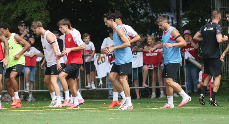 Stuttgart , Fußball Training VfB Stuttgart , mitte: Atakan Karazor , rechts: Ermedin Demirovic *** Stuttgart, VfB Stuttgart soccer practice, Atakan Karazor in the middle, Ermedin Demirovic on the right