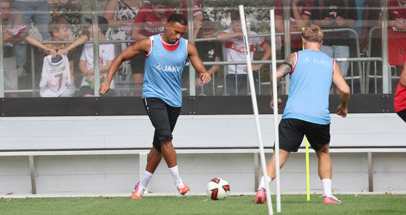 Stuttgart , Fußball Training VfB Stuttgart , Jamie Leweling *** Stuttgart, VfB Stuttgart Soccer Practice, Jamie Leweling