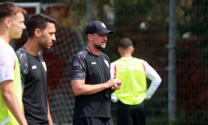 24.08.26 VfB Stuttgart Training Deutschland, Stuttgart, 24.08.2026, Fussball, Bundesliga, Saison 2026 2027, VfB Stuttgart Training: Sebastian Hoeneß (Trainer). *** August 24, 2026 VfB Stuttgart Training Germany, Stuttgart, August 24, 2026, Soccer, Bundesliga, 2026–2027 Season, VfB Stuttgart Training, Sebastian Hoeneß, Coach