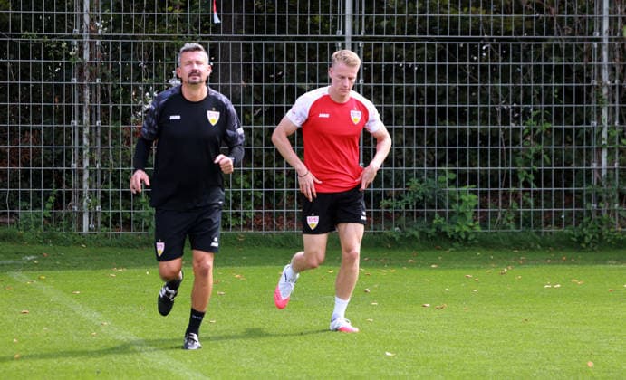 24.08.26 VfB Stuttgart Training Deutschland, Stuttgart, 24.08.2026, Fussball, Bundesliga, Saison 2026 2027, VfB Stuttgart Training: v.l. Martin Franz (Athletik-Trainer), Chris Führich. *** August 24, 2026 VfB Stuttgart Training Germany, Stuttgart, August 24, 2026, Soccer, Bundesliga, 2026–2027 Season, VfB Stuttgart Training (from left): Martin Franz, Athletic Trainer; Chris Führich