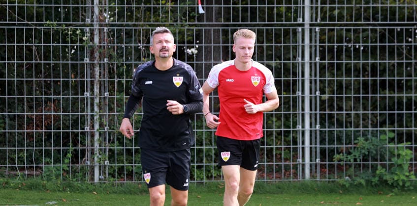 24.08.26 VfB Stuttgart Training Deutschland, Stuttgart, 24.08.2026, Fussball, Bundesliga, Saison 2026 2027, VfB Stuttgart Training: v.l. Martin Franz (Athletik-Trainer), Chris Führich. *** August 24, 2026 VfB Stuttgart Training Germany, Stuttgart, August 24, 2026, Soccer, Bundesliga, 2026–2027 Season, VfB Stuttgart Training (from left): Martin Franz, Athletic Trainer; Chris Führich