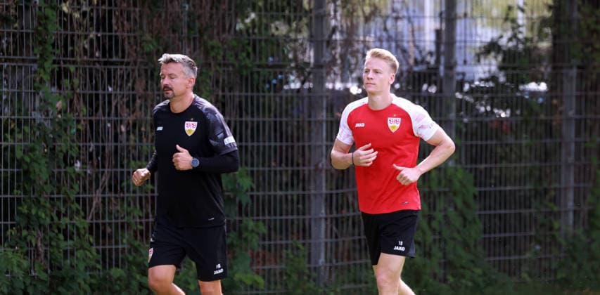 24.08.26 VfB Stuttgart Training Deutschland, Stuttgart, 24.08.2026, Fussball, Bundesliga, Saison 2026 2027, VfB Stuttgart Training: v.l. Martin Franz (Athletik-Trainer), Chris Führich. *** August 24, 2026 VfB Stuttgart Training Germany, Stuttgart, August 24, 2026, Soccer, Bundesliga, 2026–2027 Season, VfB Stuttgart Training (from left): Martin Franz, Athletic Trainer; Chris Führich