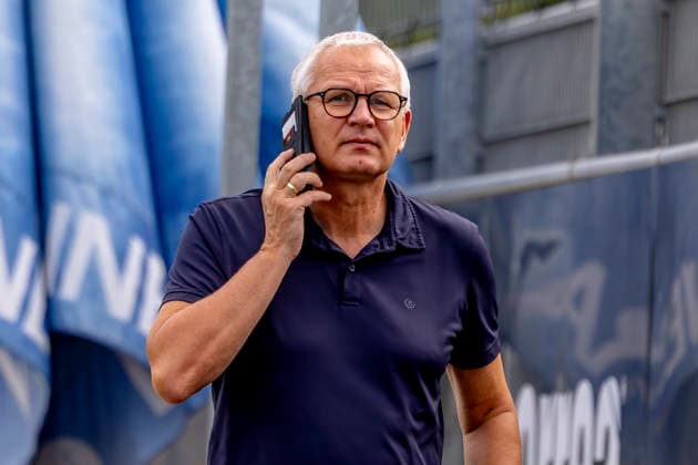 Ingolstadt, Deutschland 24. August 2026: 3. Liga - 2026 2027 - FC Ingolstadt 04 - Training Im Bild: Geschäftsführer Harald Gärtner Gaertner und Kommunikation (FCI) telefoniert Trainingsgelände Audi Sportpark Bayern *** Ingolstadt, Germany, August 24, 2026; 3. Liga 2026–2027; FC Ingolstadt 04 Training; Pictured: Managing Director Harald Gärtner of Gaertner Sport und Kommunikation FCI on the phone at the Audi Sportpark Bayern training facility Copyright: xFotostandx xSchäferx