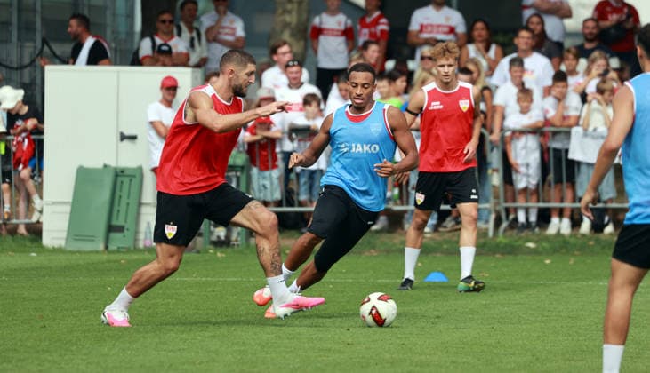 24.08.26 VfB Stuttgart Training Deutschland, Stuttgart, 24.08.2026, Fussball, Bundesliga, Saison 2026 2027, VfB Stuttgart Training: v.l. Jeff Chabot, Jamie Leweling. *** August 24, 2026 VfB Stuttgart Training Germany, Stuttgart, August 24, 2026, Soccer, Bundesliga, 2026–2027 Season, VfB Stuttgart Training (from left) Jeff Chabot, Jamie Leweling