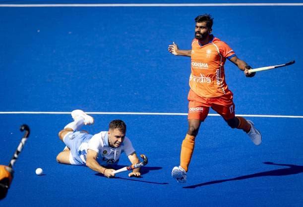 AMSTELVEEN - Tomas Domene of Argentina in a duel with Sumit of India (R) during the Hockey World Cup match between Argentina and India at the Wagener Stadium. KOEN VAN WEEL ANP xVIxANPxSportx xxANPxIVx 566195597 originalFilename: 566195597.jpg