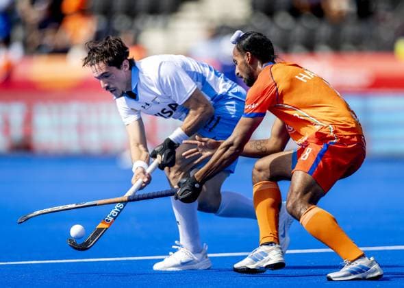 AMSTELVEEN - Lucas Toscani of Argentina in a duel with Hardik Singh of India (R) during the Hockey World Cup match between Argentina and India at the Wagener Stadium. KOEN VAN WEEL ANP xVIxANPxSportx xxANPxIVx 566196157 originalFilename: 566196157.jpg