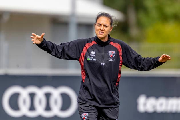 Ingolstadt, Deutschland 24. August 2026: 3. Liga - 2026 2027 - FC Ingolstadt 04 - Training Im Bild: Trainerin Sabrina Wittmann (FCI) gestikuliert auf dem Spielfeld. Trainingsgelände Audi Sportpark Bayern *** Ingolstadt, Germany, August 24, 2026; 3. Liga 2026–2027; FC Ingolstadt 04; Training; Pictured: FCI coach Sabrina Wittmann gesturing on the field at the Audi Sportpark Bayern training facility Copyright: xFotostandx xSchäferx
