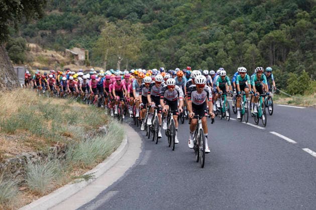 The peloton in action during the third stage of La Vuelta a Espana cycling tour, a 166,7 km journey from Gruissan to Font- Romeu (both in France), 24 August 2026. La Vuelta a Espana cycling tour - Stage 3 !ACHTUNG: NUR REDAKTIONELLE NUTZUNG!  Copyright: xJavierxLizónx GRAF4045 20260824-55021215553_1