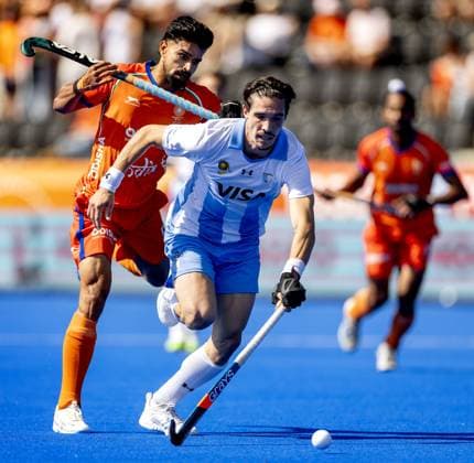 AMSTELVEEN - Abhishek of India in a duel with Lucas Toscani of Argentina (R) during the Hockey World Cup match between Argentina and India at the Wagener Stadium. KOEN VAN WEEL ANP xVIxANPxSportx xxANPxIVx 566198029 originalFilename: 566198029.jpg