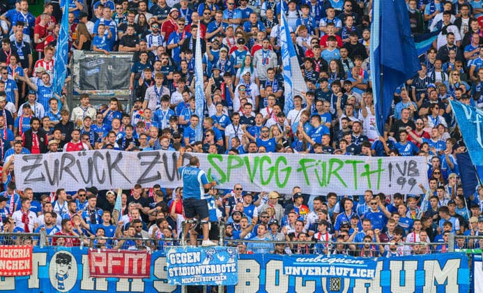 23.08.2026 - Fussball - Saison 2026 2027 - DFB Pokal Vereinspokal - 01. Runde: SpVgg Greuther Fürth ( Kleeblatt ) - VfL Bochum - Sportfoto Zink - xwoxzix - regulations prohibit any use of photographs as image sequences and or quasi-video - Fans Fanblock Bochum mit Spruchband Banner - Zurück zur SpVgg Fürth