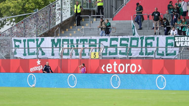 Sport Bilder des Tages Die Fans vom SV Werder Bremen zeigen in der Fankurve ein Banner, Transparent, Spruchband mit der Aufschrift: Fick Montagsspiele, Protest gegen Montagsspiele in der Frauen-Bundesliga, Fans, Ultras Publikum, Zuschauer, Stimmung, Atmosphäre, Stadion, DIE DFB-RICHTLINIEN UNTERSAGEN JEGLICHE NUTZUNG VON FOTOS ALS SEQUENZBILDER UND ODER VIDEOÄHNLICHE FOTOSTRECKEN. DFB REGULATIONS PROHIBIT ANY USE OF PHOTOGRAPHS AS IMAGE SEQUENCES AND OR QUASI-VIDEO., 24.08.2026, Mainz (Deutschland), Fussball, Google Pixel Frauen-Bundesliga, 1. FSV Mainz 05 - SV Werder Bremen *** SV Werder Bremen fans display a banner in the fan section with the words Fuck Monday Games, protesting Monday games in the Women’s Bundesliga; fans, ultras, crowd, spectators, mood, atmosphere, stadium, DFB GUIDELINES PROHIBIT ANY USE OF PHOTOS AS SEQUENCE IMAGES AND OR VIDEO-LIKE PHOTO SERIES DFB REGULATIONS PROHIBIT ANY USE OF PHOTOGRAPHS AS IMAGE SEQU, August 24, 2026, Mainz, Germany, soccer, Google Pixel Women’s Bundesliga, 1. FSV Mainz 05 vs. SV Werder Bremen xobx