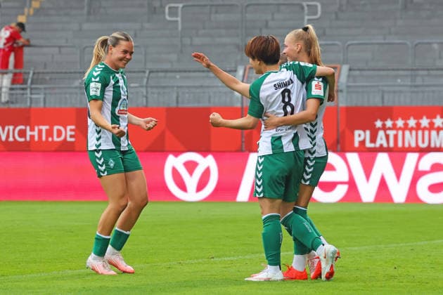 Mainz, Deutschland 24. August 2026: 1. BL Frauen - 2026 2027 - Sp. 1 - 1. FSV Mainz 05 gegen SV Werder Bremen Im Bild: Torschützin Mei Shimada (SVW) (2.v.li. ) freut sich über ihr Tor zum 0:1. DFL regulations prohibit any use of photographs as image sequences and or quasi-video Bruchwegstadion Rheinland - Pfalz *** Mainz, Germany August 24, 2026 Women s Bundesliga 2026–2027 Matchday 1, Game 1: FSV Mainz 05 vs. SV Werder Bremen Pictured: Goal scorer Mei Shimada (SVW), second from left, celebrates her goal to make it 0–1. DFL regulations prohibit any use of photographs as image sequences and or quasi-video. Bruchwegstadion, Rhineland-Palatinate Copyright: xFotostandx xRacochax